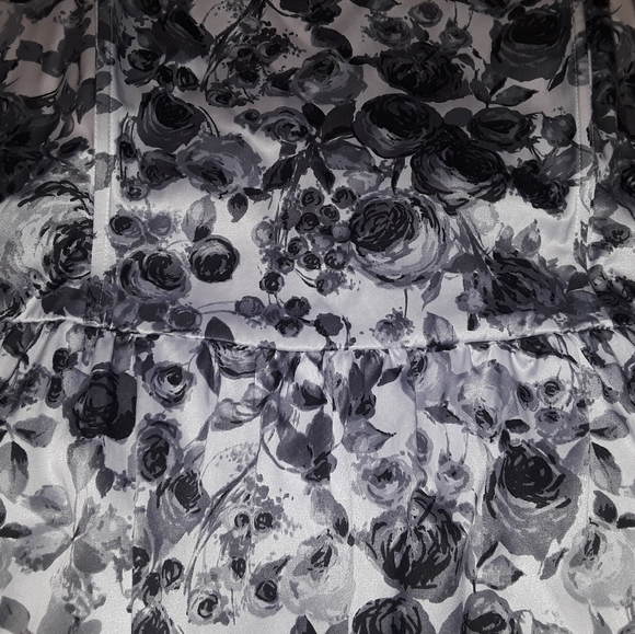 BEAUTIFUL TORRID BACKLESS HALTER DRESS GRAY BLACK WHITE FLORAL PRINT SIZE 18 GUC - Picture 16 of 16